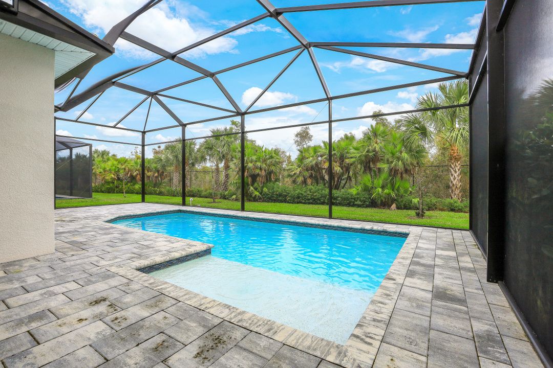 9003 Redonda Dr, Naples, FL 34114