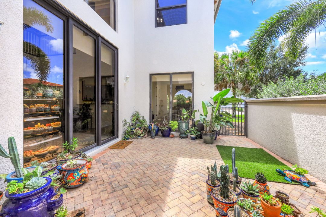 1276 Kendari Terrace, Naples, FL 34113