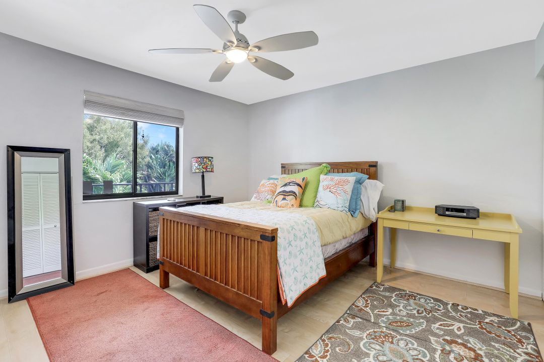 990 8th St S #2 B, Naples, FL 34102