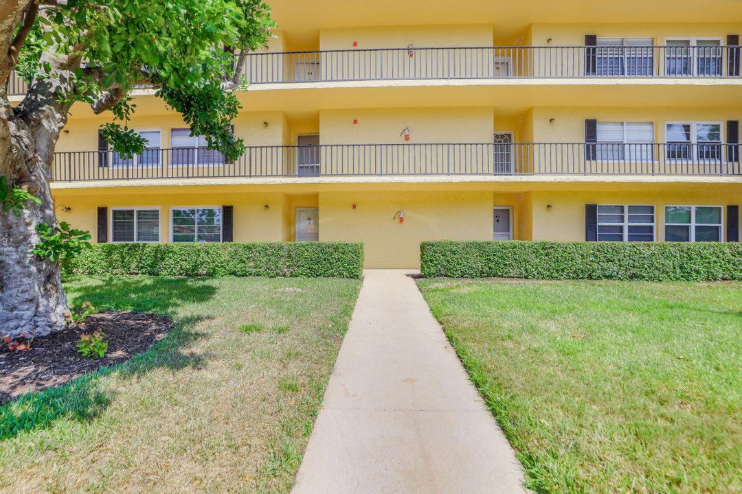 1086 Forest Lakes Dr #9207, Naples, FL 34105