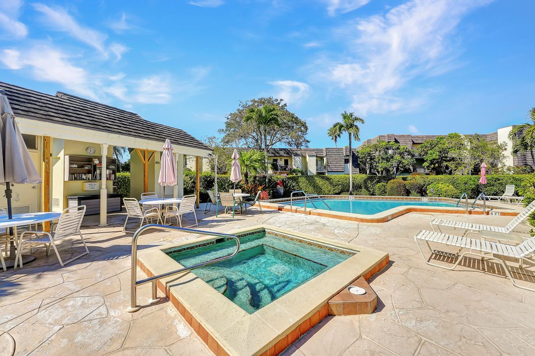 1617 Spoonbill Ln, Naples, FL 34105