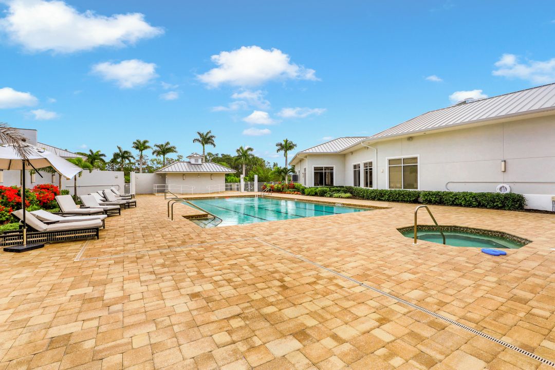 4501 Silver Fox Dr, Naples, FL 34119