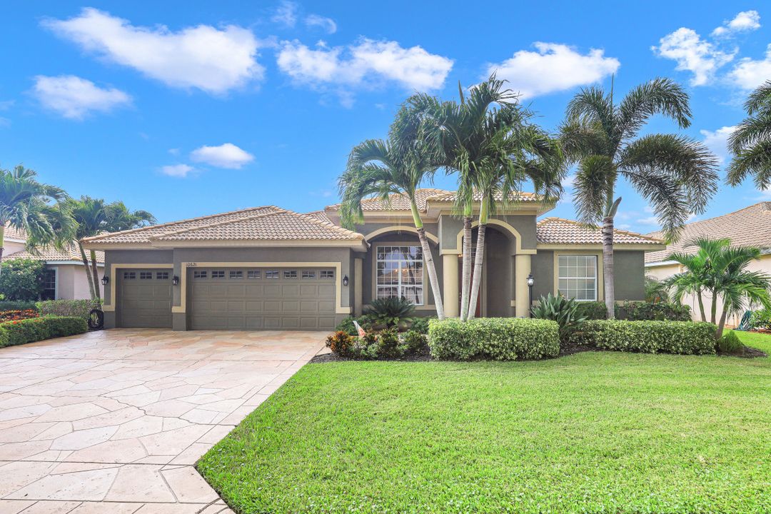 10621 Sir Michaels Pl Dr, Bonita Springs, FL 34135