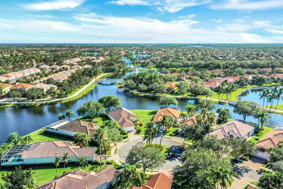 5500 Freeport Ln, Naples, FL 34119