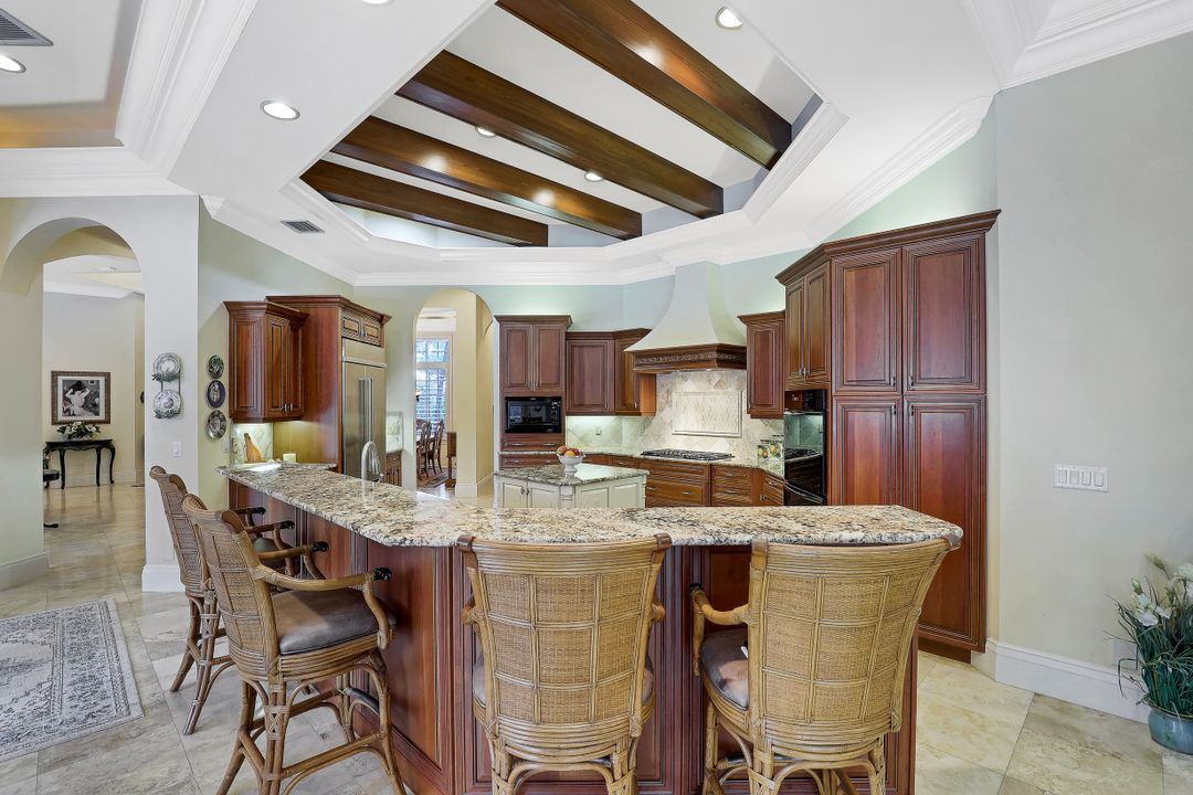 660 Riviera Dr, Naples, FL 34103