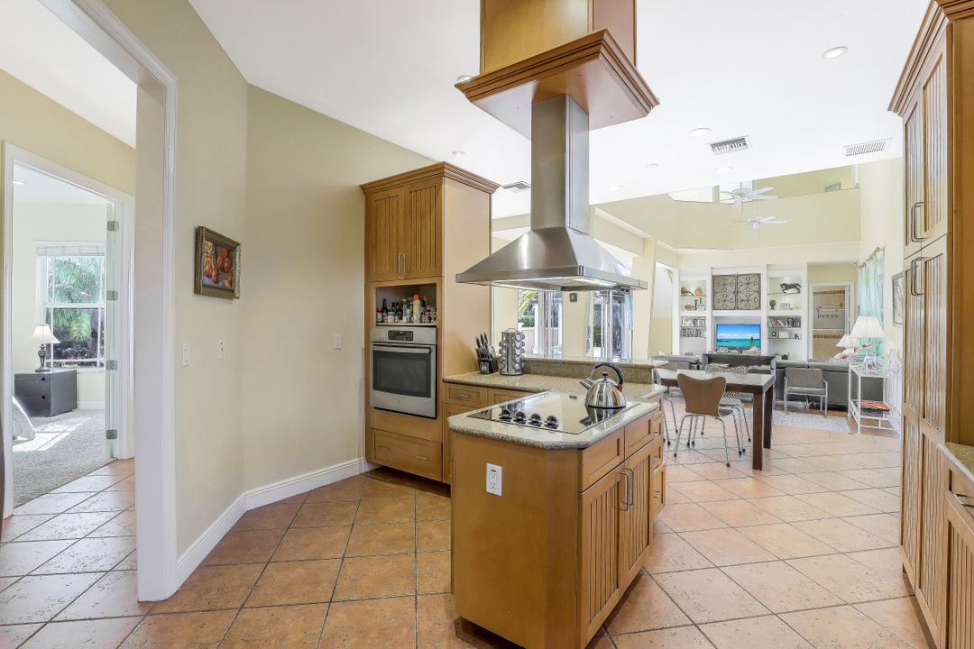 9625 6th St N, Naples, FL 34108