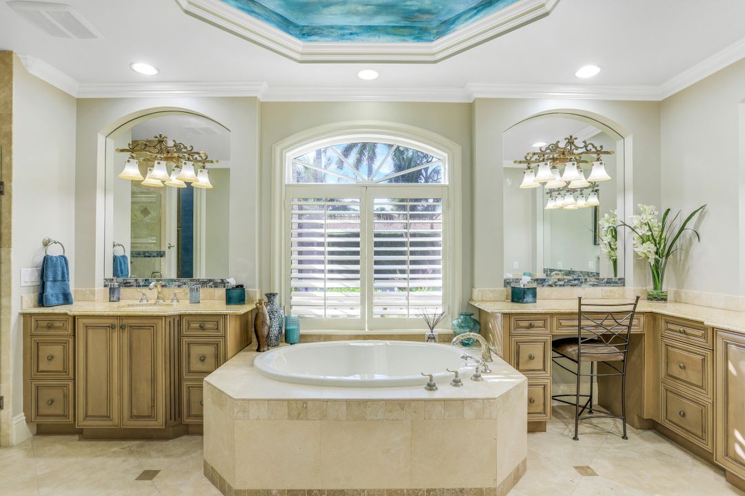 33 3rd St S, Naples, FL 34102