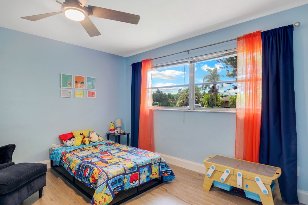 633 Cypress Way E, Naples, FL 34110