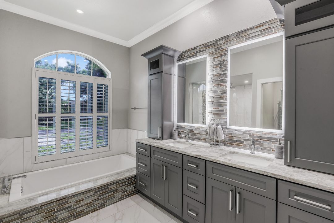 997 Aqua Ln, Fort Myers, FL 33919