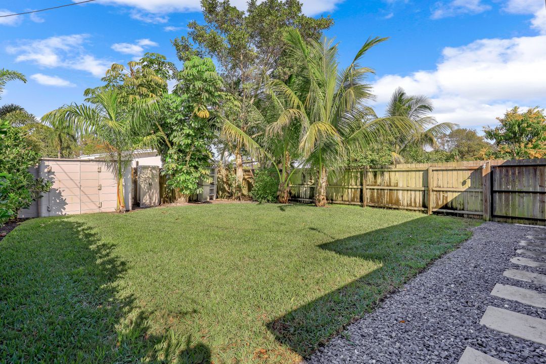 1091 22nd Ave N, Naples, FL 34103