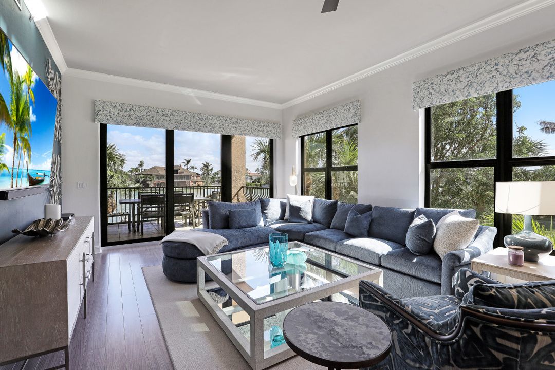 10620 Gulf Shore Dr  #203, Naples, FL 34108