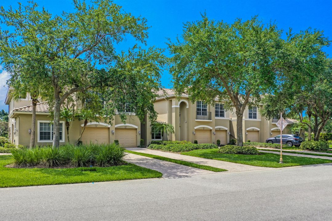 7050 Bay Woods Lake Ct #201, Fort Myers, FL 33908