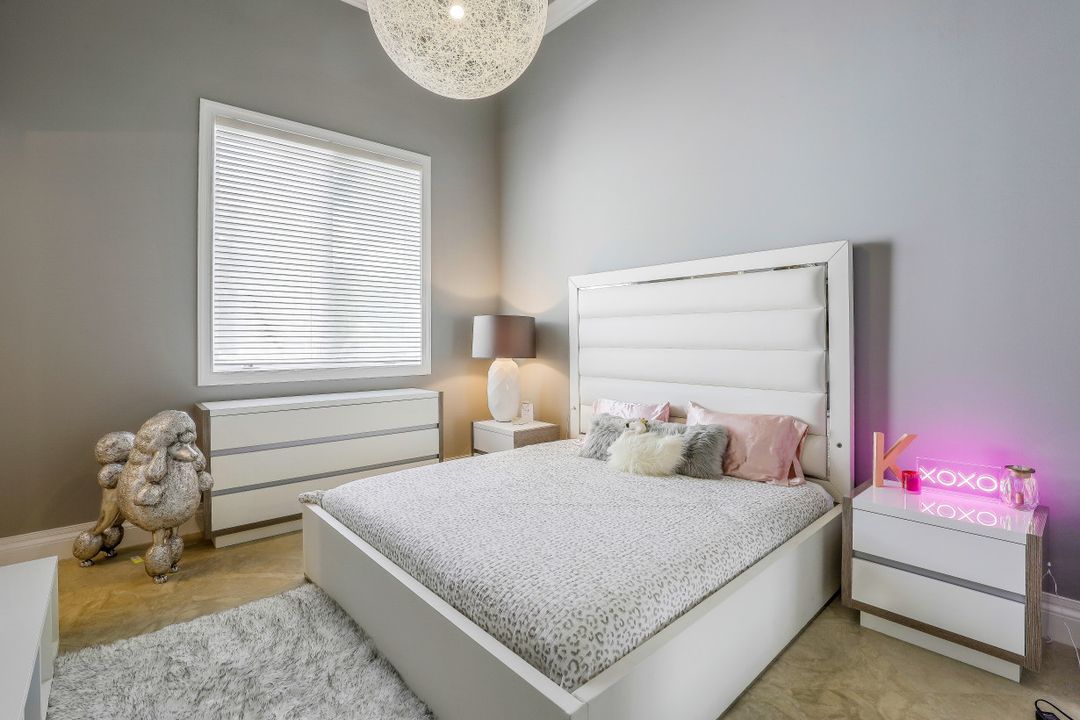 6262 Standing Oaks Ln, Naples, FL 34119