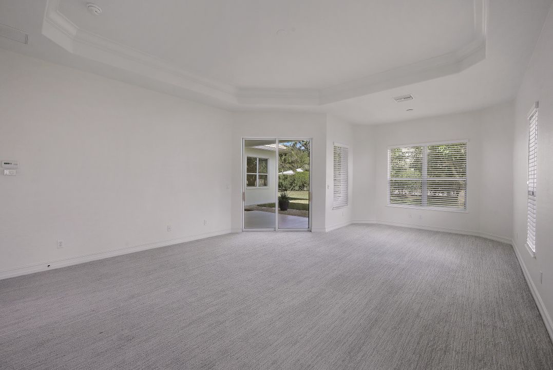 677 5th Ave N, Naples, FL 34102