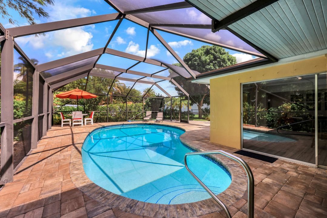 1068 Lake Shore Ct, Naples, FL 34103