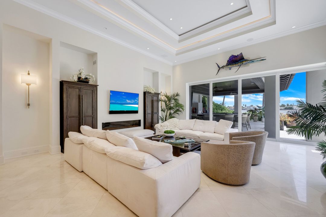 970 Aqua Cir, Naples, FL 34102