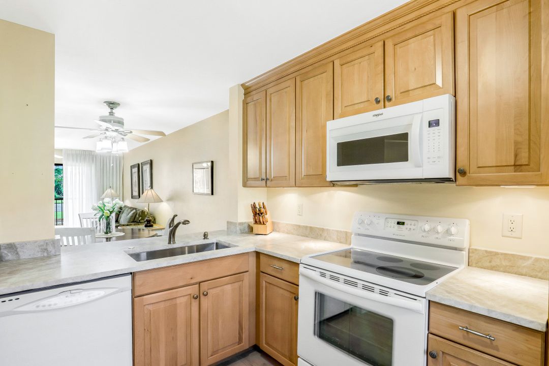 228 Fox Glen Dr APT 3202, Naples, FL 34104