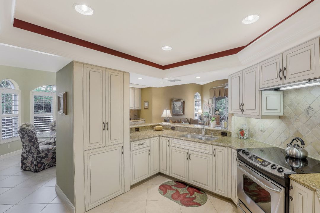 8453 Abbington Cir #821, Naples, FL 34108