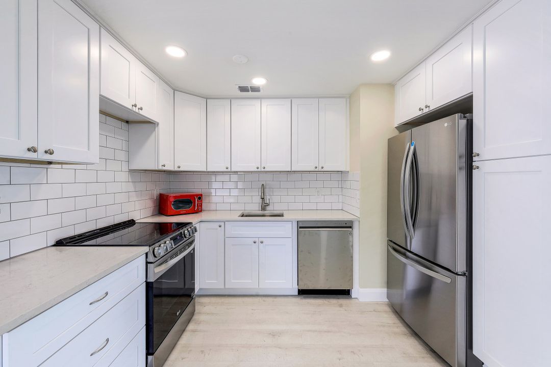 32 Knights Bridge Rd, Naples, FL 34112