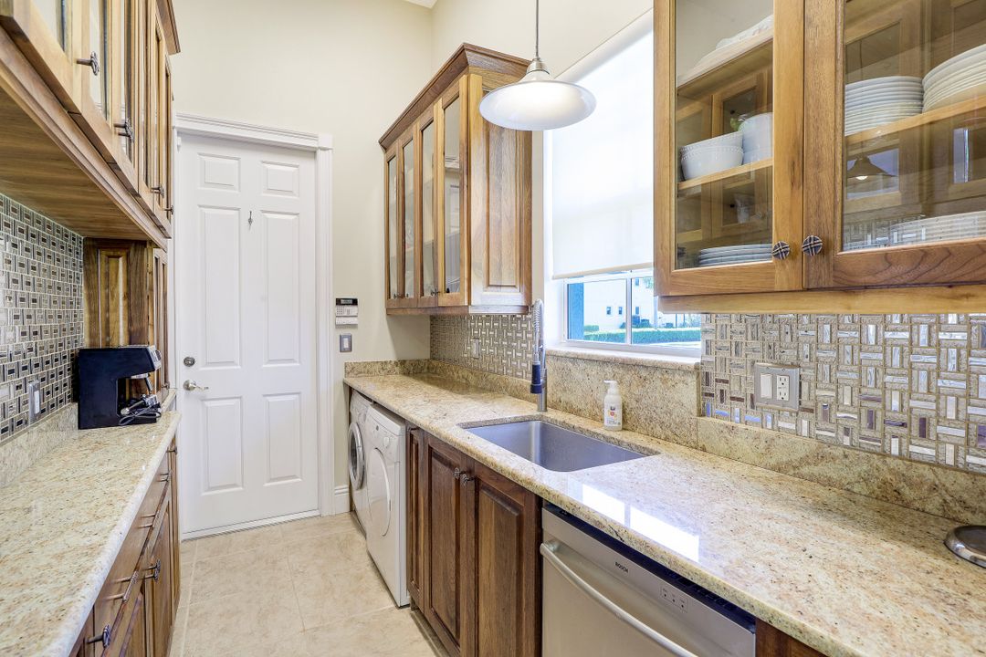 9242 Vanderbilt Dr, Naples, FL 34108