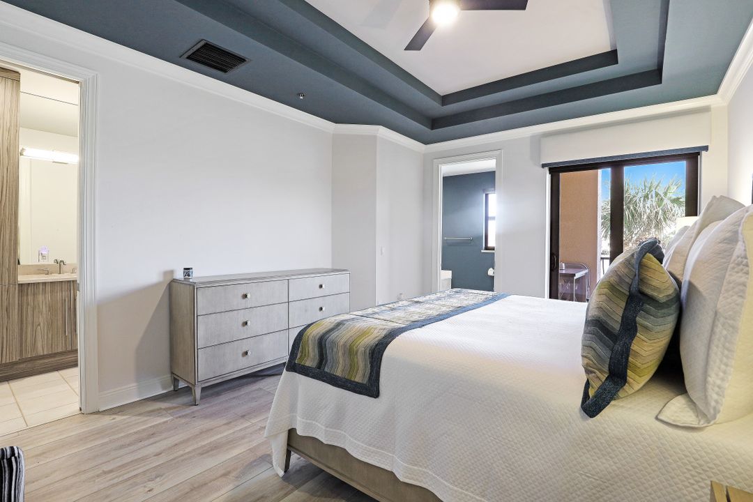 10620 Gulf Shore Dr  #203, Naples, FL 34108