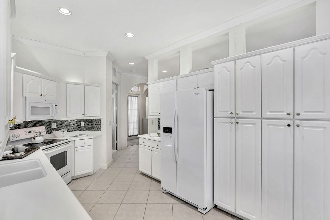 6474 Waverly Green Way, Naples, FL 34110