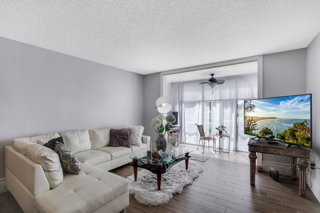 100 Forest Lakes Blvd #112, Naples, FL 34105