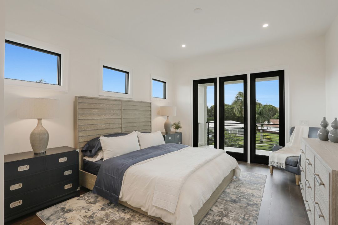 725 Parkview Ln, Naples, FL 34103