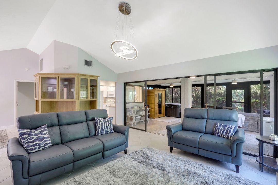 736 Reef Point Cir, Naples, FL 34108