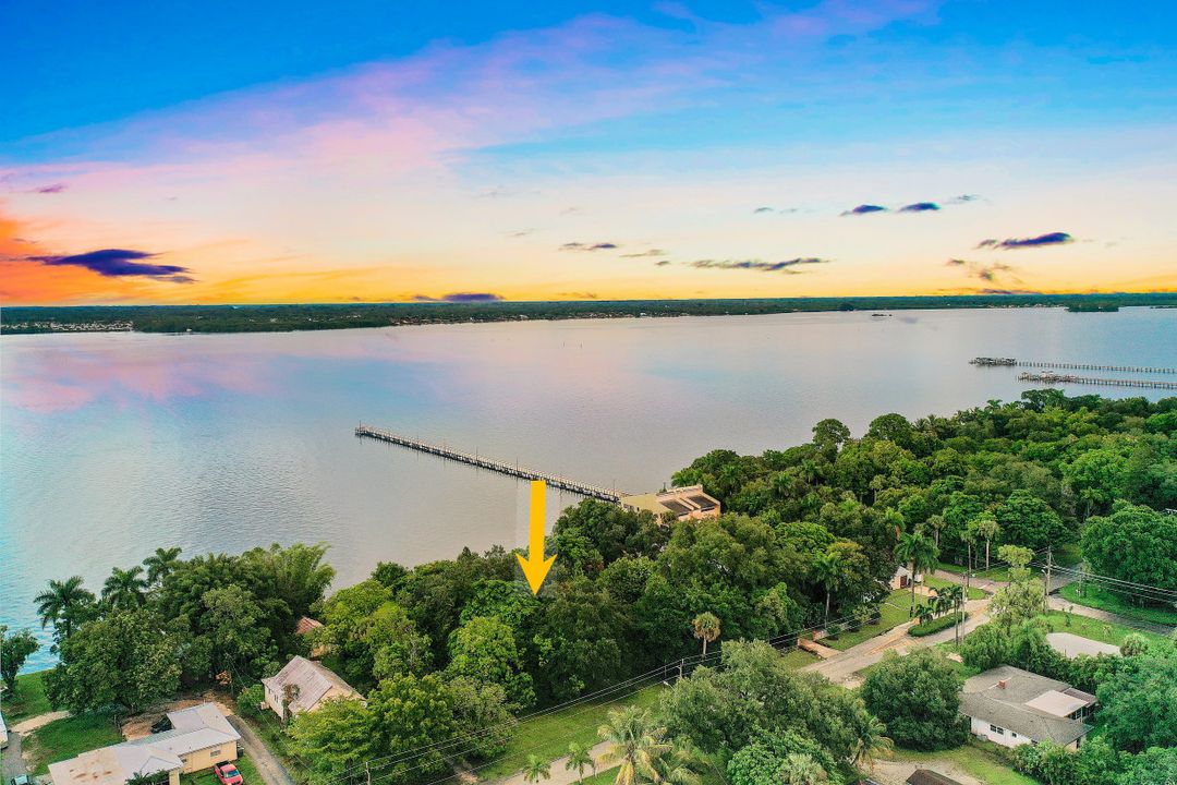 3367 E Riverside Dr, Fort Myers, FL 33916