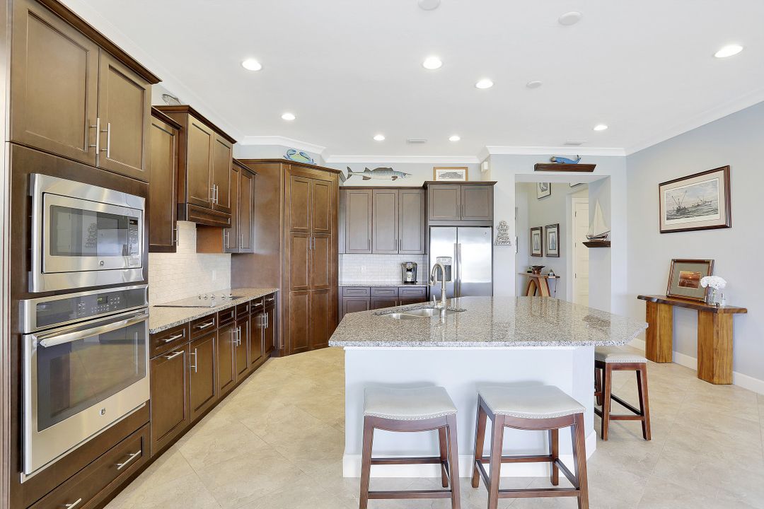 6462 Warwick Ave, Naples, FL 34113