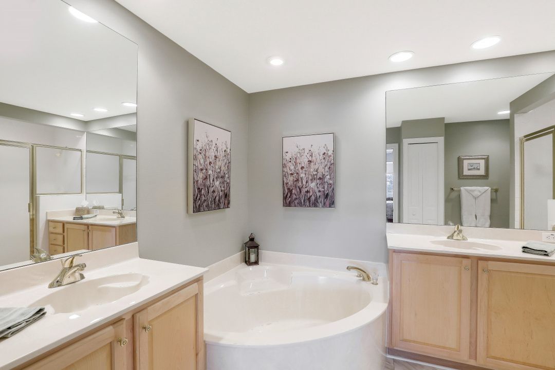 8204 Saratoga Dr #302, Naples, FL 34113