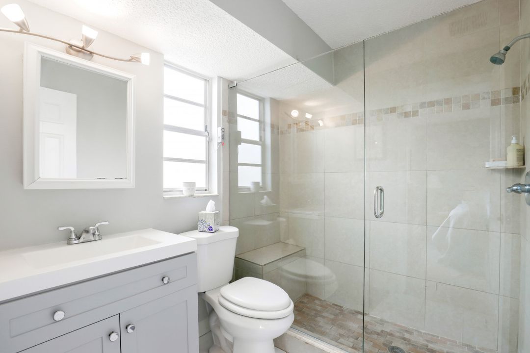 698 105th Ave N, Naples, FL 34108