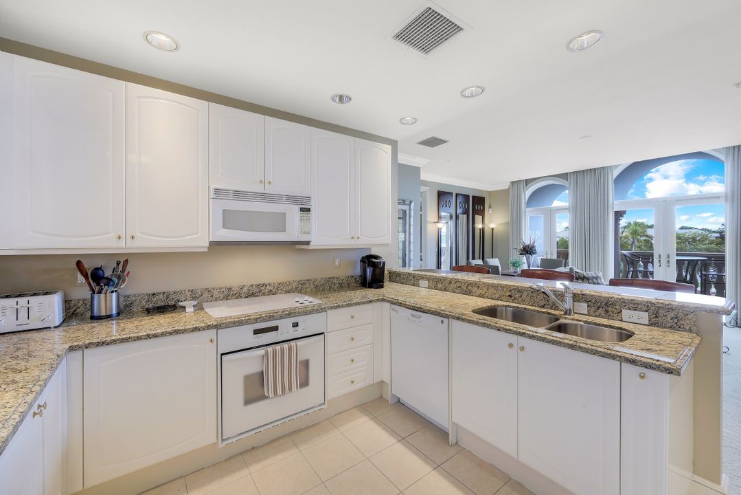 900 5th Ave S #302, Naples, FL 34102