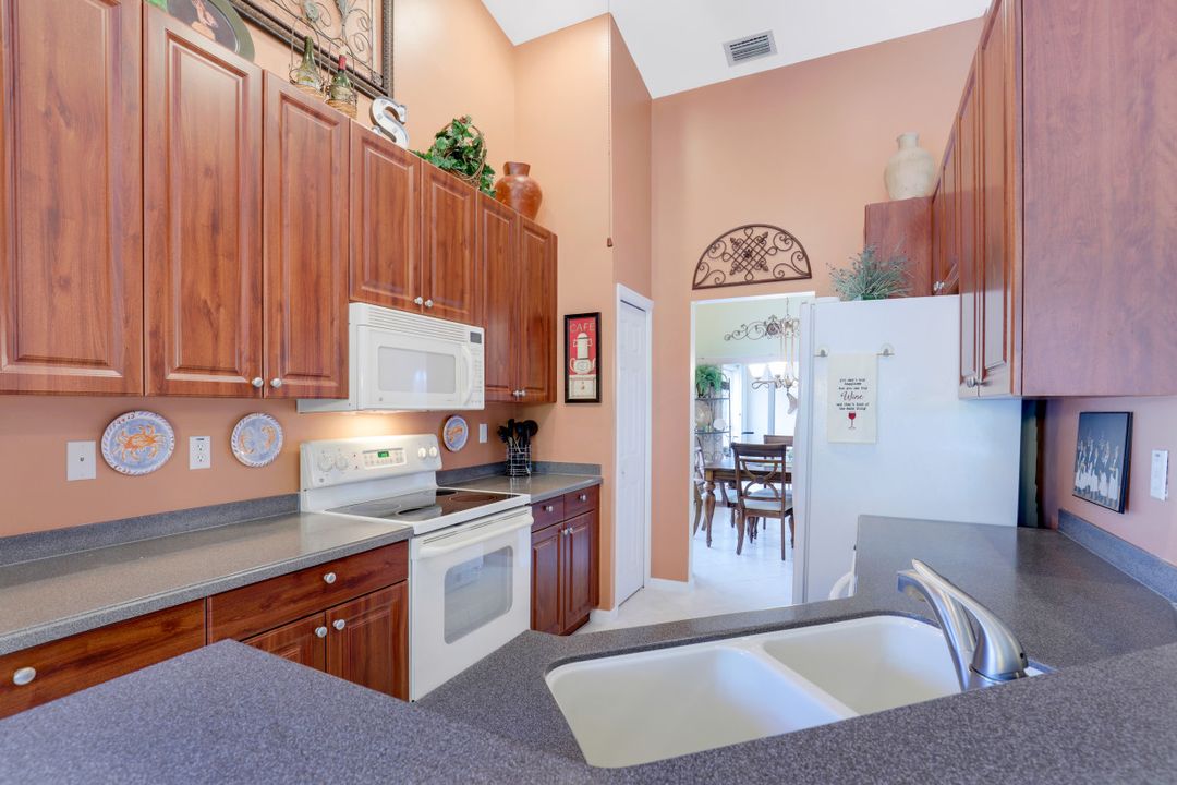 5610 Sherborn Dr #202, Naples, FL 34110