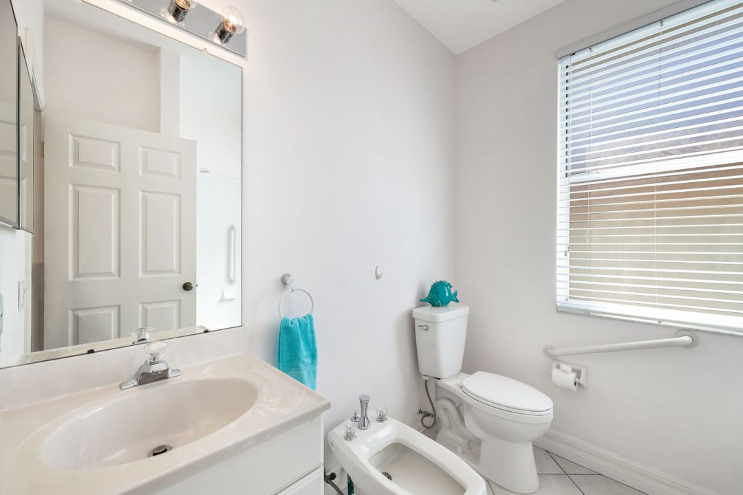 586 93rd Ave N, Naples, FL 34108