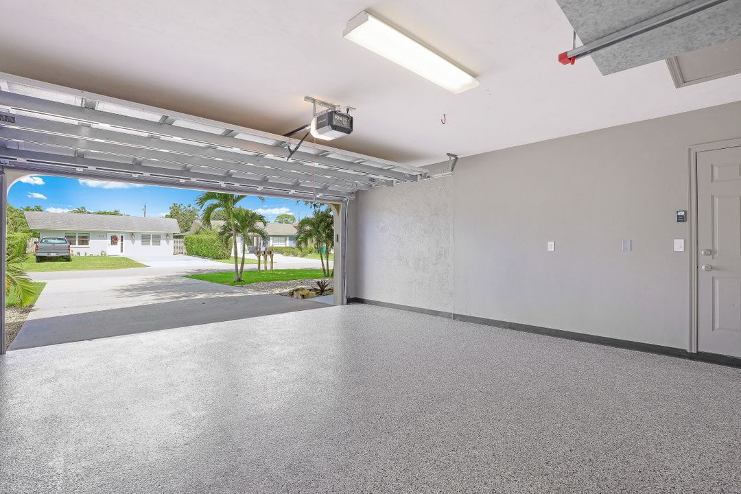 718 95th Ave N, Naples, FL 34108