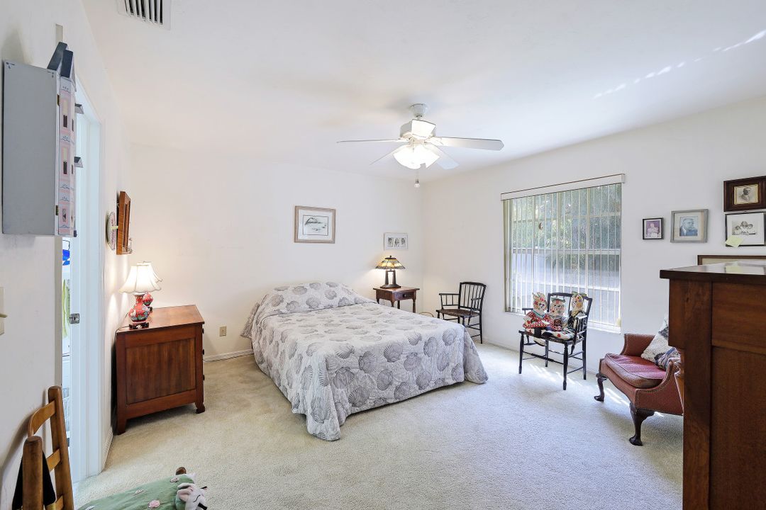 812 102nd Ave N, Naples, FL 34108