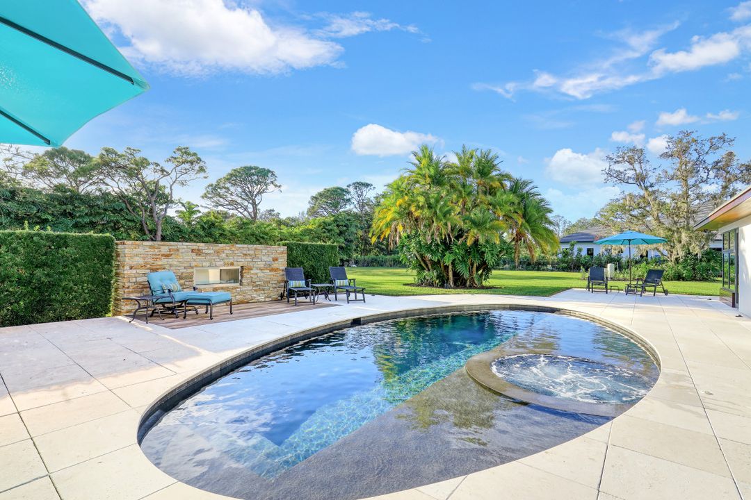 615 Carica Rd, Naples, FL 34108