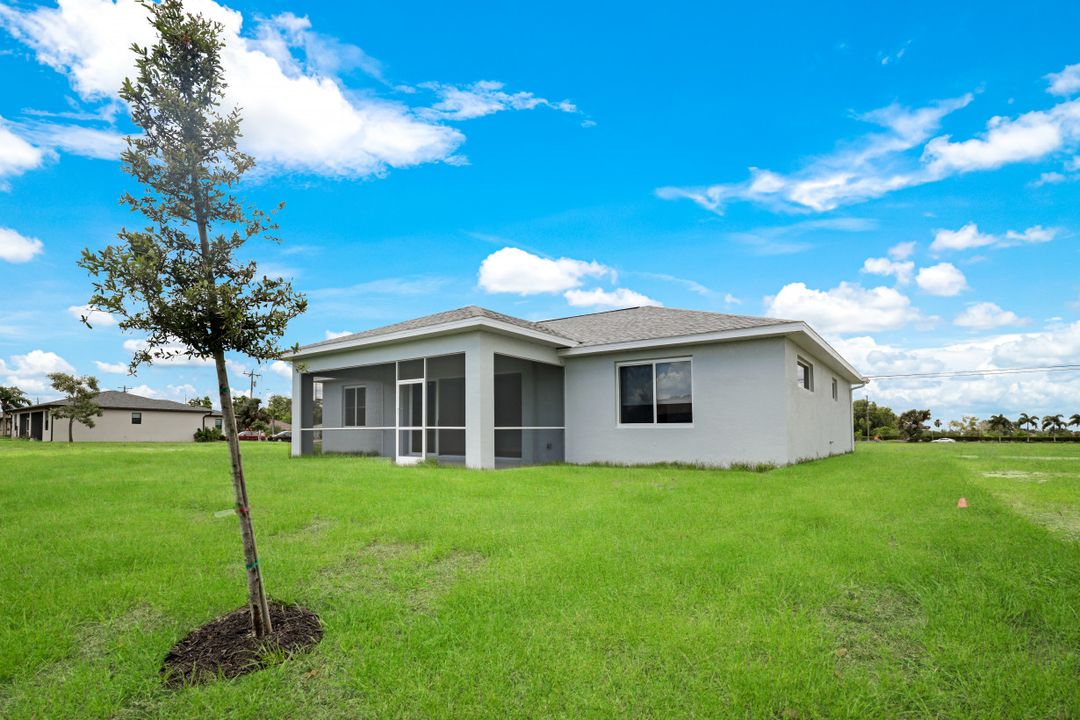 1334 SW Santa Barbara Pl, Cape Coral, FL 33991