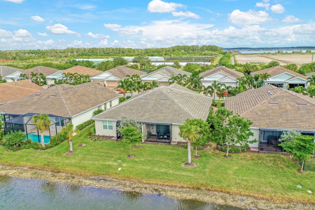 14708 Edgewater Cir, Naples, FL 34114