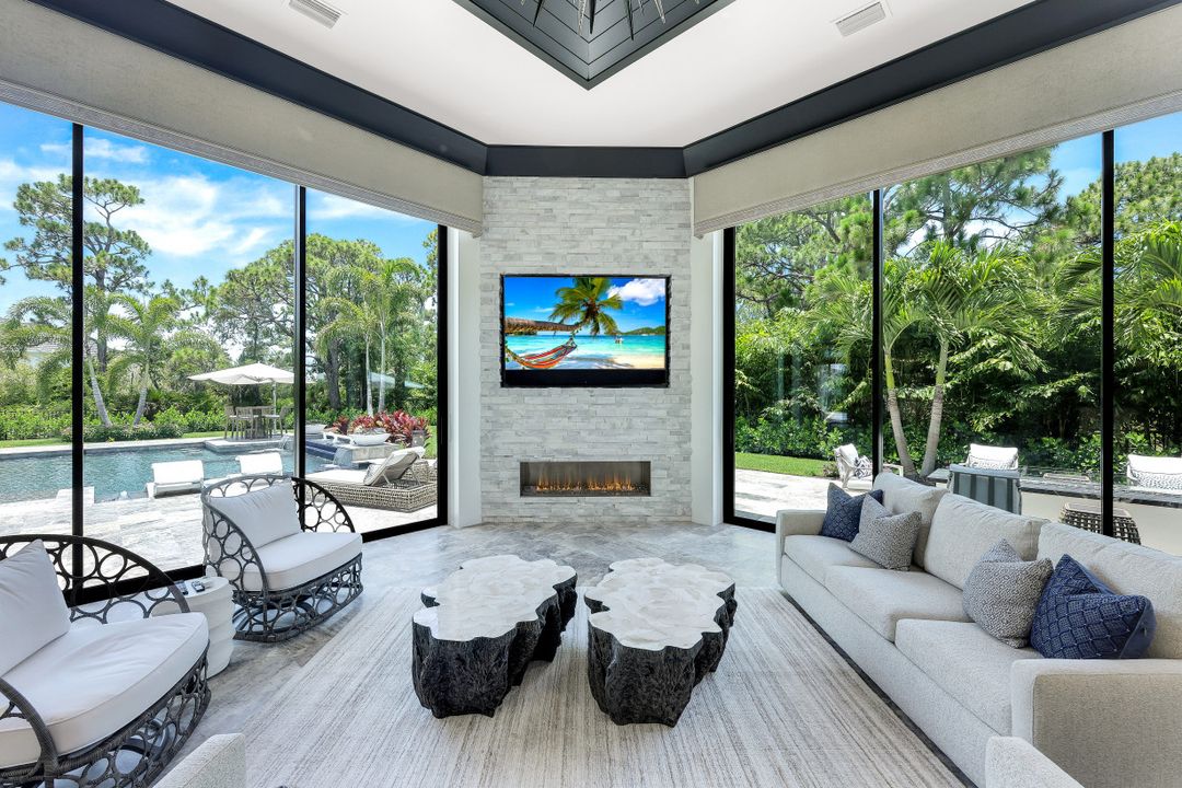 359 Warwick Way, Naples, FL 34110
