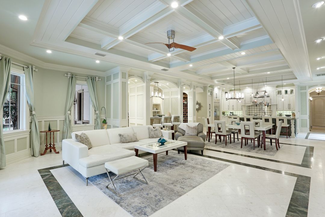 5610 Bur Oaks Ln, Naples, FL 34119