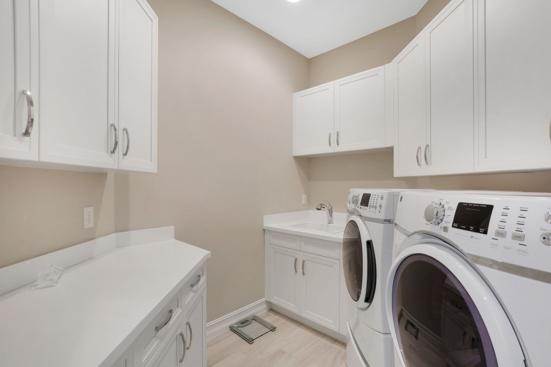 6587 Barbera Ln, Naples, FL 34113