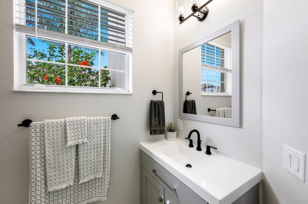 2727 Blossom Wy, Naples, FL 34120