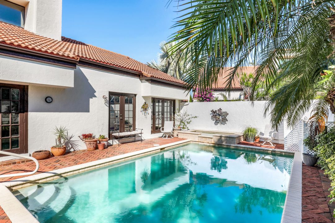 543 Bay Villas Ln, Naples, FL 34108