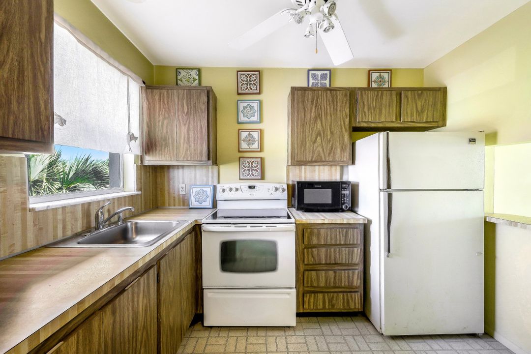 225 Turtle Lake Ct #304, Naples, FL 34105