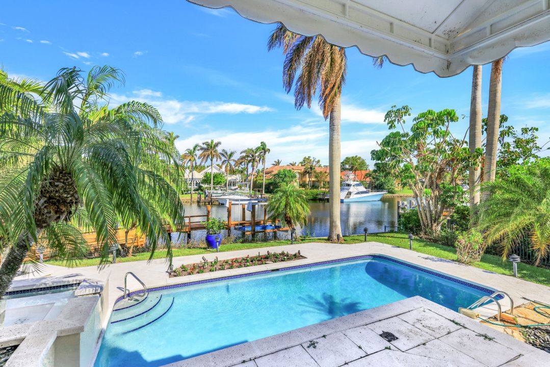 925 Spyglass Ln, Naples, FL 34102