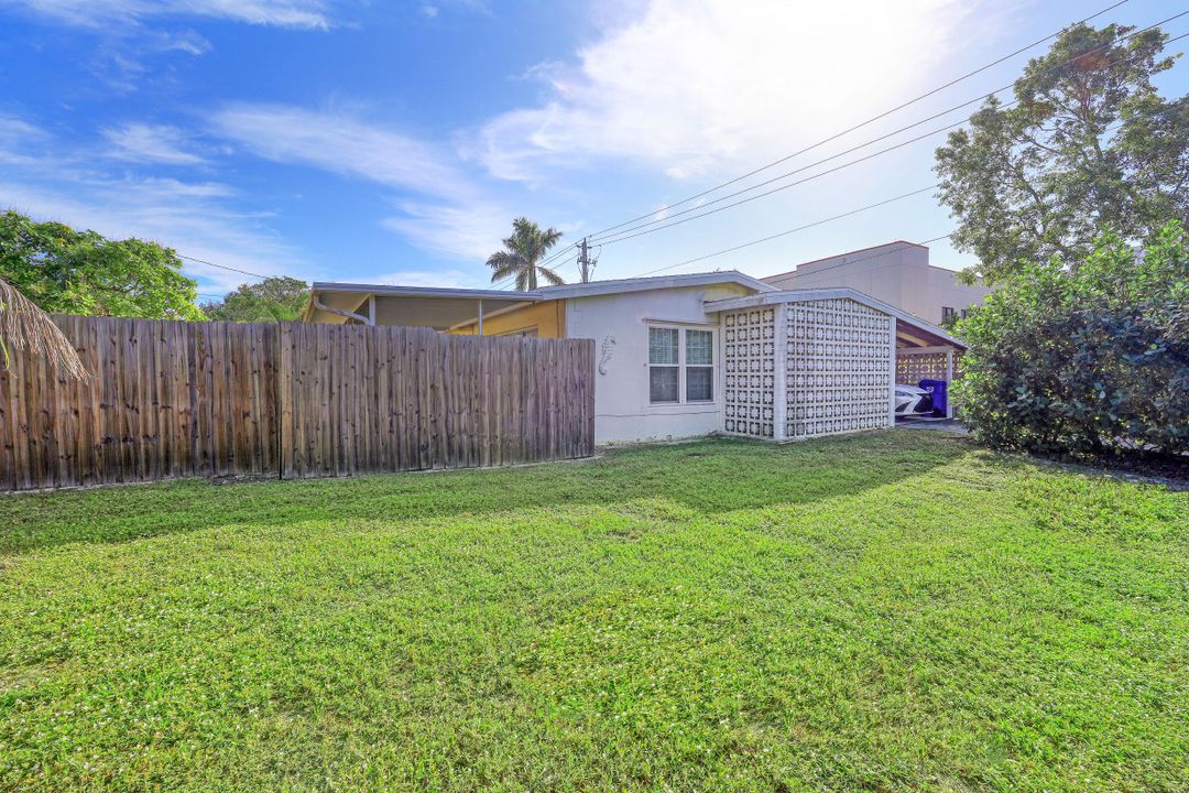 476 7th St N, Naples, FL 34102
