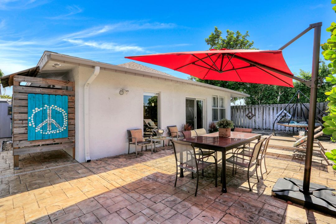 698 99th Ave N, Naples, FL 34108